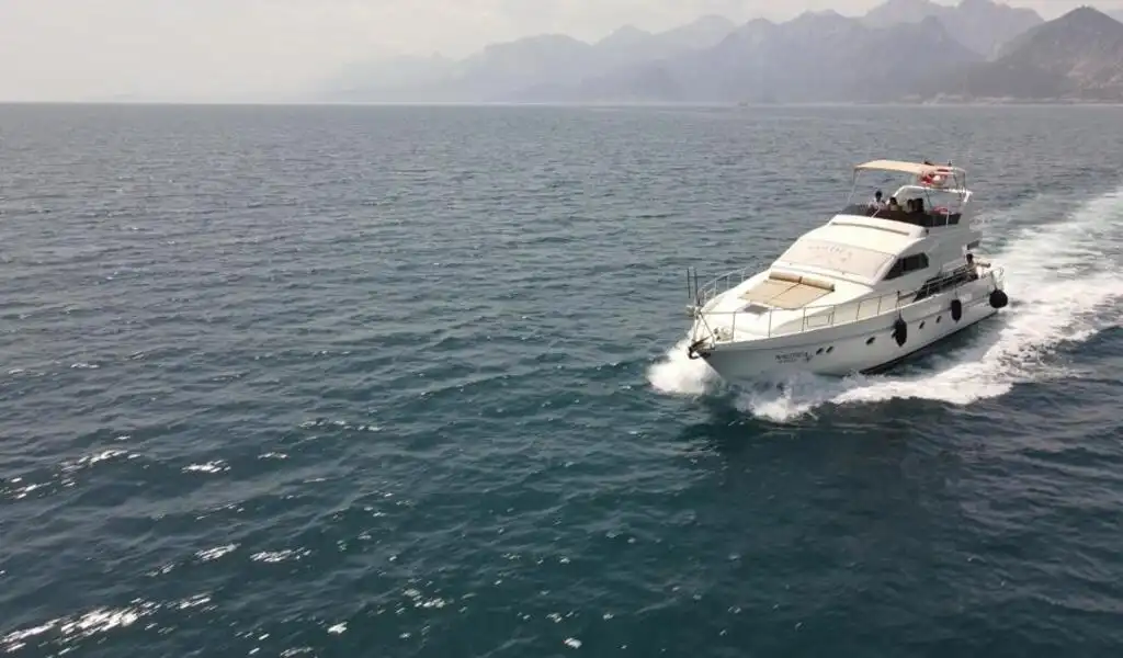 YACHT LUXURY LEGENDS